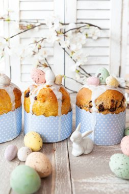 Şekerli panettone kekleri ve paskalya yumurtaları.