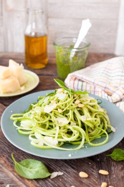 Kabaklı makarna, fesleğen soslu spagetti ve parmesan peyniri.