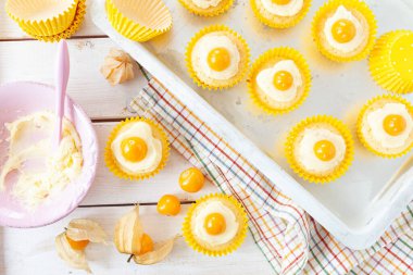 Yumurta gibi görünen küçük kekler, Paskalya için, güneşli tarafı yukarıda.