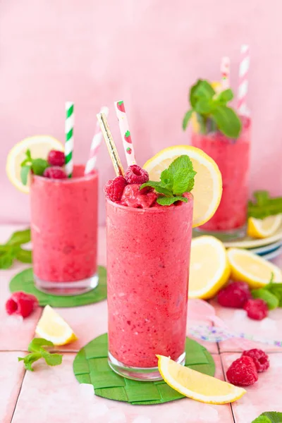 Smoothie Glacé Sorbet Aux Framboises Dans Des Verres Citron Frais Photos De Stock Libres De Droits