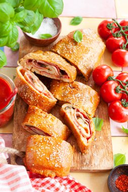 İtalyan stromboli, sosis ve jambonla dolu lezzetli pizzalar.