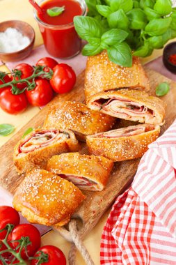 İtalyan stromboli, sosis ve jambonla dolu lezzetli pizzalar.