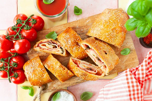 Stromboli Italiano Delicioso Rolo Pizza Cheio Salsicha Presunto — Fotografia de Stock