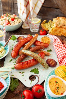 Izgara sosisli barbekü, makarna salatası ve ev yapımı ekmek.