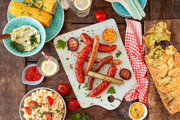 Grill Med Grillad Korv Pastasallad Och Hembakat Bröd Stockfoto