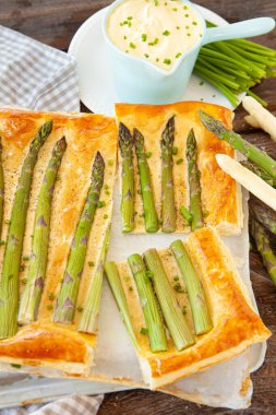 Yeşil kuşkonmazlı tuzlu puf böreği.