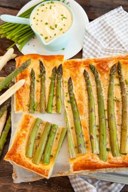 Yeşil kuşkonmazlı tuzlu puf böreği.