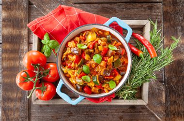 Taze sebze ve bitkilerle nefis ratatouille.
