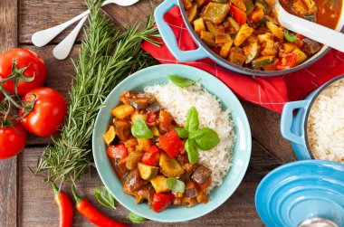 Taze sebze ve bitkilerle nefis ratatouille.