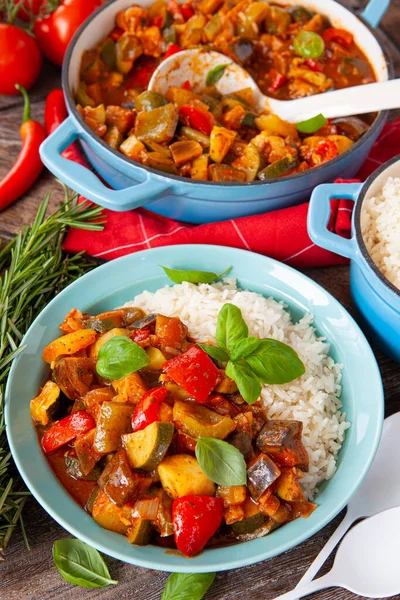 Délicieuse Ratatouille Aux Légumes Frais Aux Herbes Images De Stock Libres De Droits