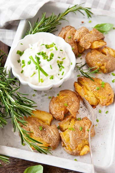 Zerkleinerte Kartoffeln Knusprige Backkartoffeln Mit Frischem Rosmarin — Stockfoto