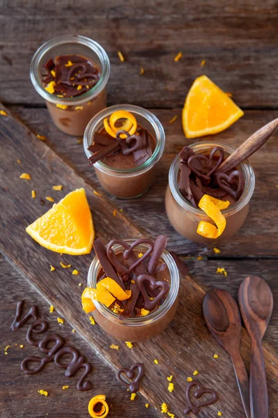 Mousse Chocolat Végétalien Avec Zeste Orange Dans Des Petits Pots Images De Stock Libres De Droits