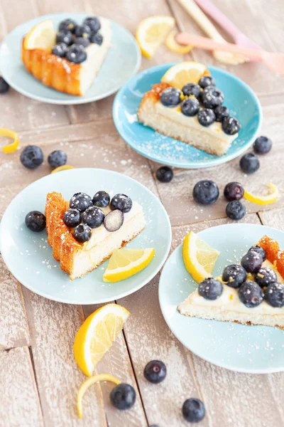 Délicieux Gâteau Aux Myrtilles Avec Zeste Citron Frais Photos De Stock Libres De Droits