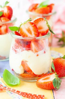 Taze meyve ve fesleğenli kremalı tatlı.