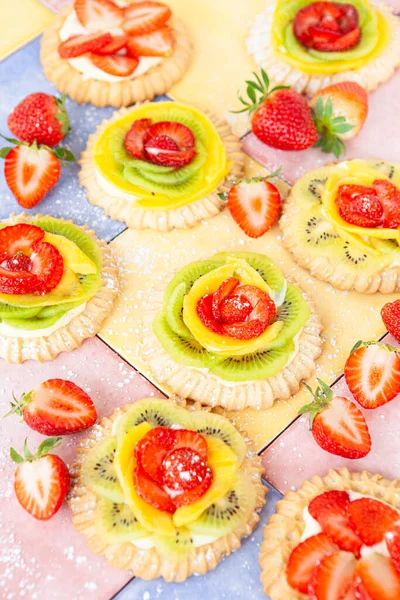 Pequenas Tortas Bolos Com Frutas Frescas — Fotografia de Stock