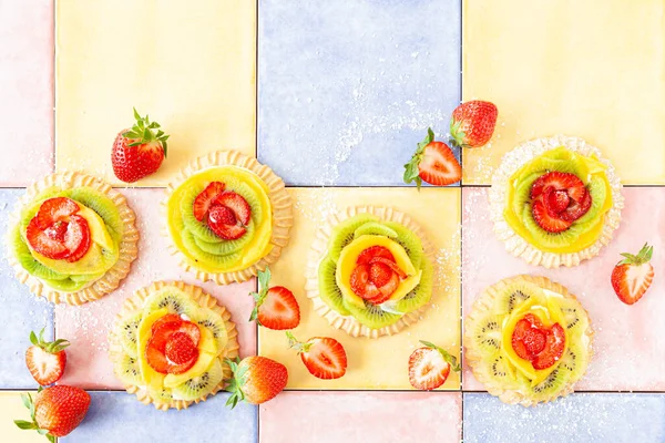 Pequenas Tortas Bolos Com Frutas Frescas — Fotografia de Stock