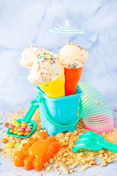 香草冰淇淋与五彩缤纷的糖洒水与五彩缤纷的海滩玩具 — 图库照片