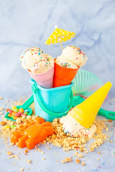 Renkli Şeker Parçacıkları Renkli Plaj Oyuncaklarıyla Vanilyalı Dondurma — Stok fotoğraf