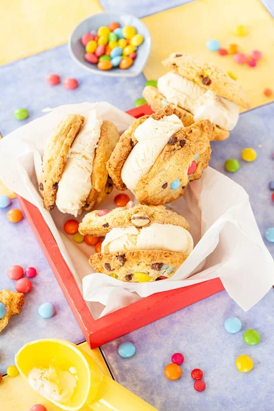 Vanille Ijs Sandwich Met Chocolade Chip Koekjes Kleurrijke Chocolade Linzen — Stockfoto