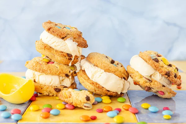 Sandwich Crème Glacée Vanille Avec Biscuits Aux Pépites Chocolat Lentilles Images De Stock Libres De Droits