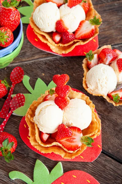 Glace Vanille Aux Fraises Fraîches Dans Des Tasses Gaufres — Photo