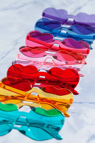 Lunettes Soleil Colorées Forme Coeur Sur Fond Bleu — Photo