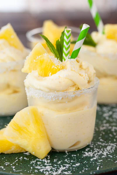 Delizioso Servizio Morbido All Ananas Con Scaglie Cocco Foglie Menta — Foto Stock