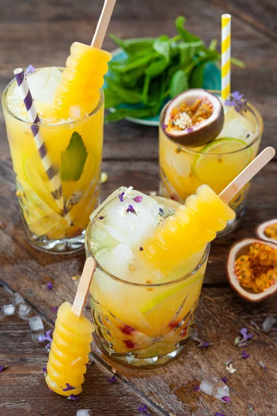 Cocktail Gelado Com Maracujá Fresco Folhas Hortelã — Fotografia de Stock