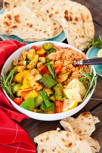 Légumes Grillés Colorés Romarin Frais Sur Couscous Tomate — Photo