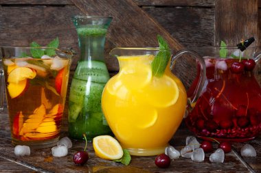 Buzlu içecekler, cam sürahilerde taze meyveler.