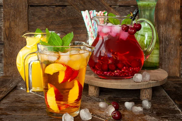 Bevande Ghiacciate Con Frutta Fresca Brocche Vetro — Foto Stock