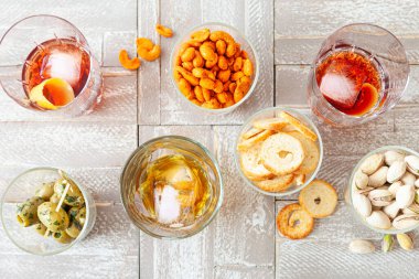 Alkollü içecekler, buzlu kokteyller ve tuzlu atıştırmalıklar, aperatifler.