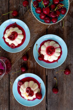 Taze kiraz ve kiraz soslu Panna Cotta.