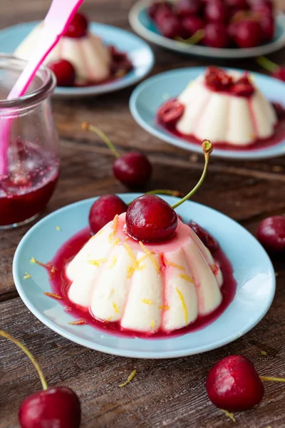 Taze kiraz ve kiraz soslu Panna Cotta.
