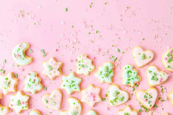 Cookie Uri Colorate Crăciun Zahăr Presară Fundal Roz — Fotografie, imagine de stoc