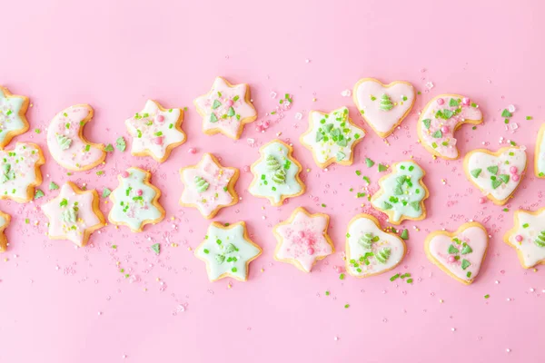 Biscoitos Natal Coloridos Com Polvilhas Açúcar Fundo Rosa Imagens Royalty-Free