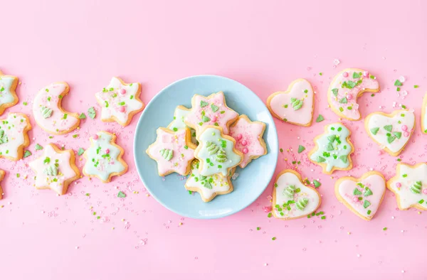Biscoitos Natal Coloridos Com Polvilhas Açúcar Fundo Rosa Imagem De Stock