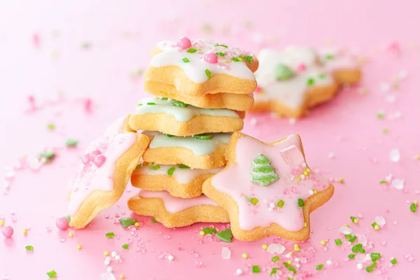 Kleurrijke Kerstkoekjes Met Suikersprenkeltjes Een Roze Achtergrond Stockfoto