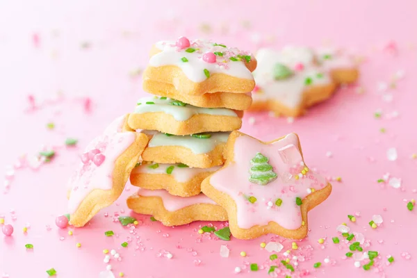 Biscotti Natale Colorati Con Zuccherini Sfondo Rosa Fotografia Stock