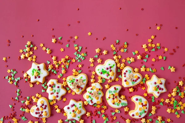 Kleurrijke Kerstkoekjes Met Suikersprenkeltjes Een Rode Achtergrond Stockfoto