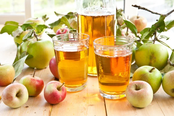 Zumo de manzana y manzanas frescas — Foto de Stock