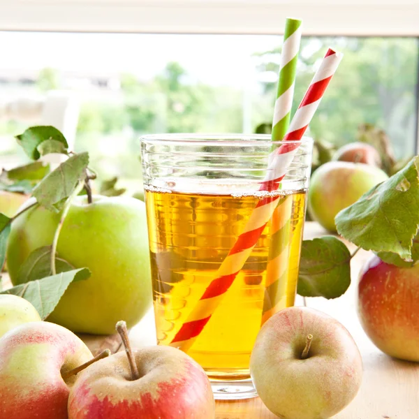 Zumo de manzana y manzanas frescas —  Fotos de Stock