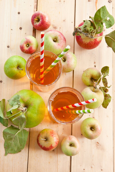 Apple juice and fresh apples