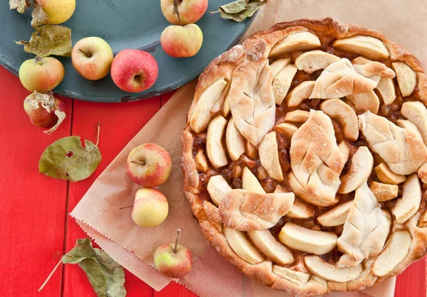 Ev yapımı elmalı turta.