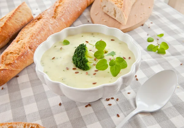 Sopa de brócolis cremosa caseira — Fotografia de Stock