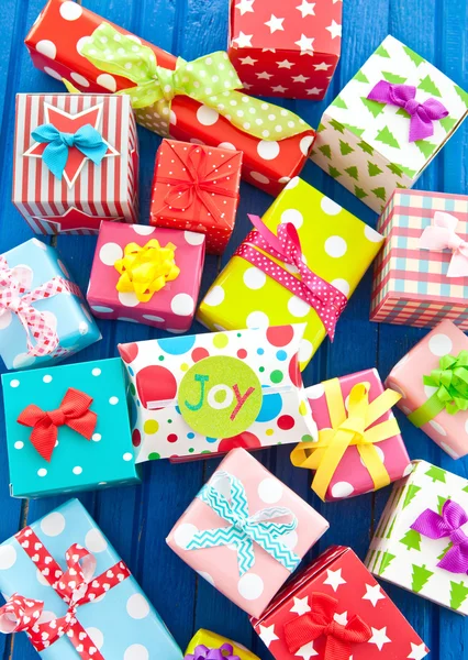Malé dárky zabalené v barevné papíru — Stock fotografie