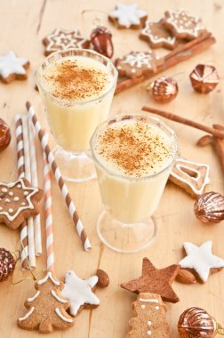 Tarçın yumurta likörü