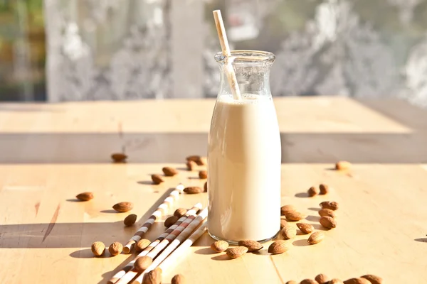 Botella con leche de almendras — Foto de Stock