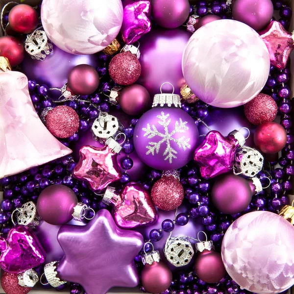 Sfondo fatto da ornamenti natalizi colorati — Foto Stock