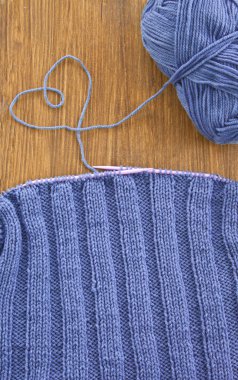 Mor yün ile el yapımı örgü atkı